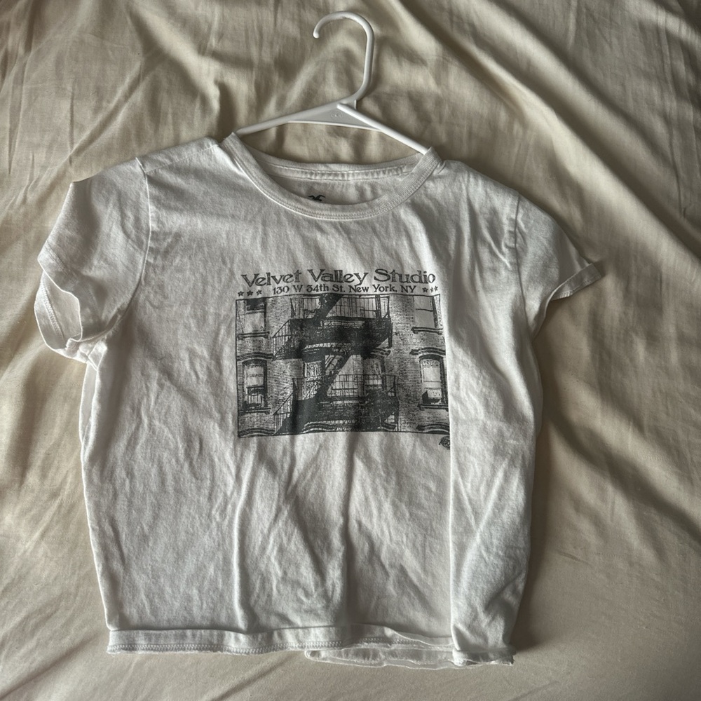hollister cropped graphic tee